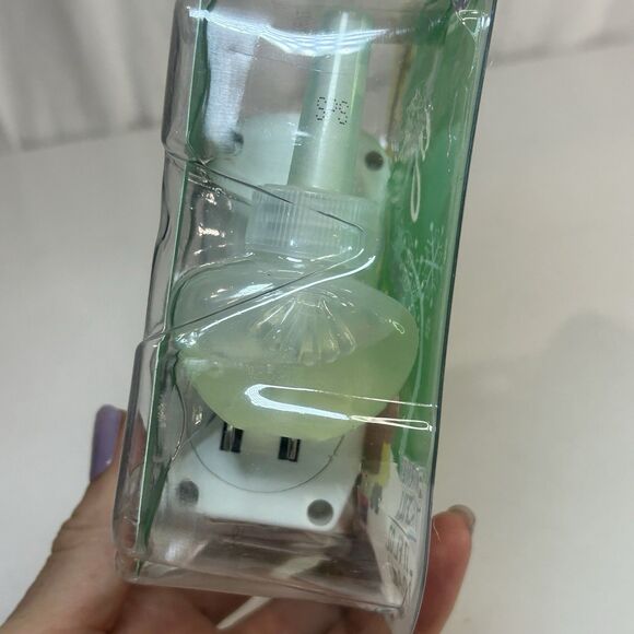 Glade Plug Ins Scented Oil Sparkling Spruce Warmer And 1 Refill. NIP - Picture 4 of 4